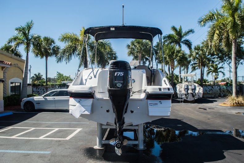 Thumbnail 6 for New 2015 Hurricane SunDeck Sport SS 220 OB boat for sale in West Palm Beach, FL