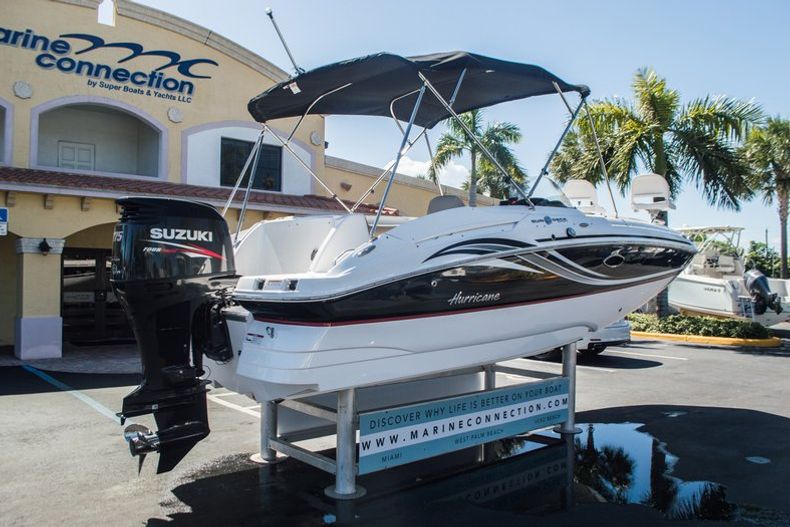 Thumbnail 7 for New 2015 Hurricane SunDeck Sport SS 220 OB boat for sale in West Palm Beach, FL