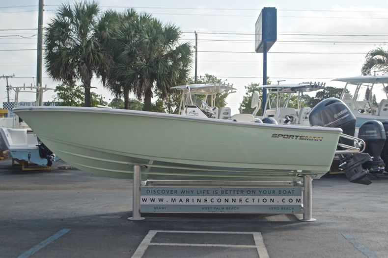 Thumbnail 4 for New 2017 Sportsman 19 Island Reef boat for sale in Vero Beach, FL