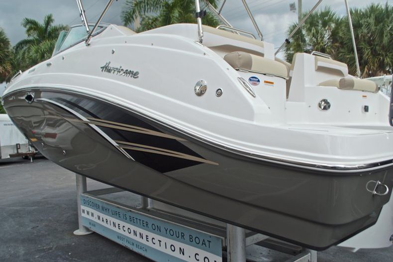 Thumbnail 6 for New 2017 Hurricane SunDeck SD 2486 OB boat for sale in West Palm Beach, FL