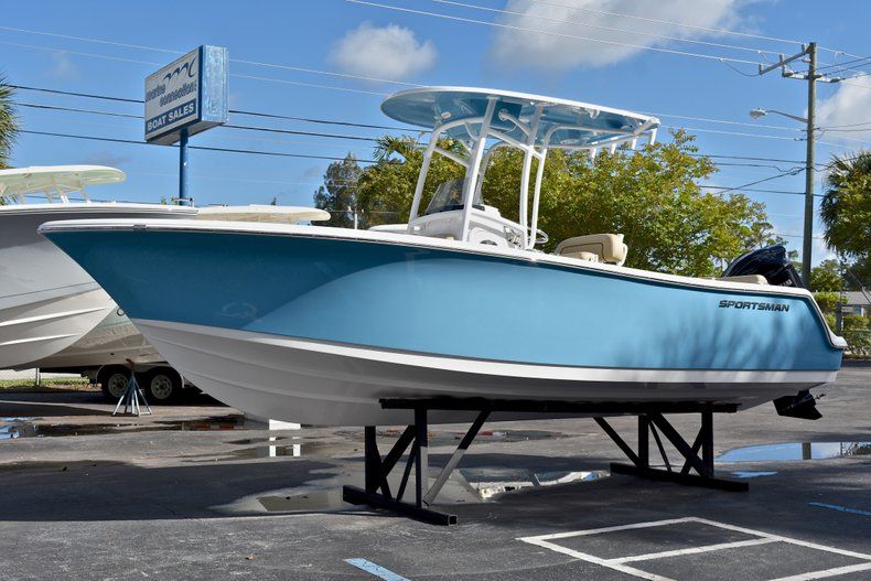 Thumbnail 3 for New 2018 Sportsman Heritage 231 Center Console boat for sale in Miami, FL