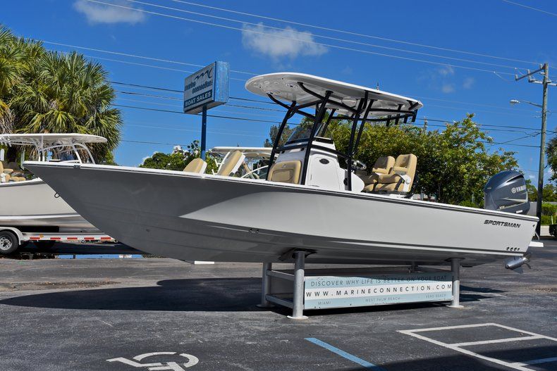 Thumbnail 3 for New 2018 Sportsman Masters 267 Bay Boat boat for sale in Vero Beach, FL