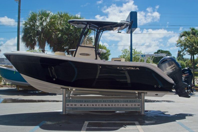 Thumbnail 5 for New 2017 Cobia 220 Center Console boat for sale in Vero Beach, FL