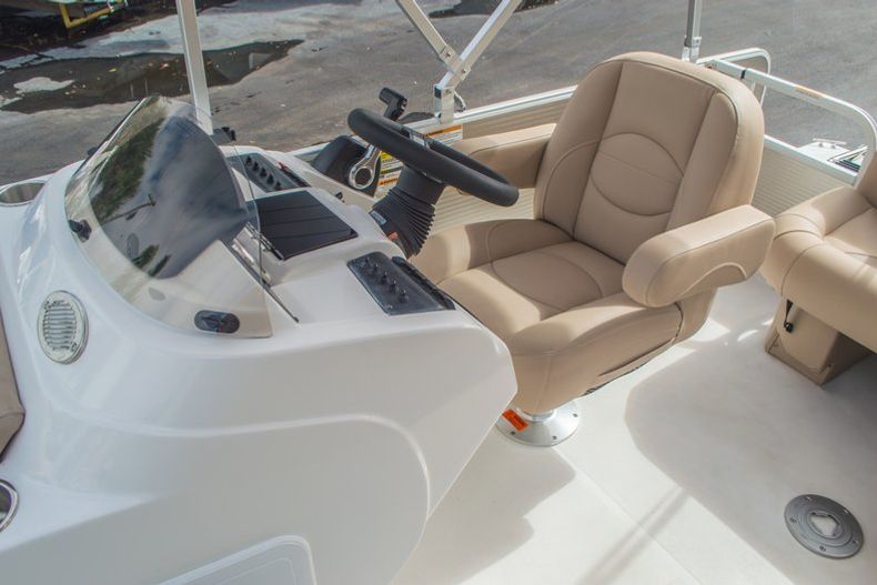 Thumbnail 27 for New 2016 Hurricane FunDeck FD 226 OB boat for sale in Vero Beach, FL