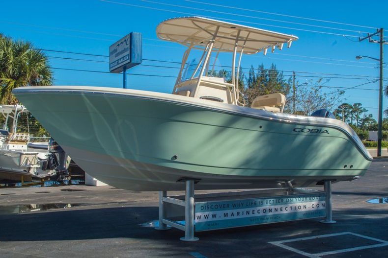 Thumbnail 3 for New 2016 Cobia 201 Center Console boat for sale in Miami, FL