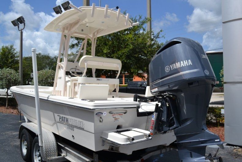 Thumbnail 3 for New 2019 Pathfinder 2400 TRS Bay Boat boat for sale in Vero Beach, FL