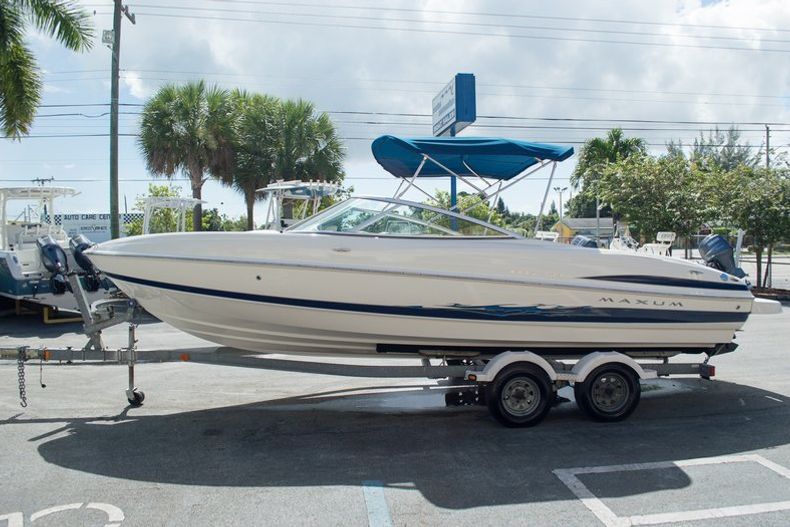 Thumbnail 3 for Used 2005 Maxum 2200SR3 boat for sale in West Palm Beach, FL