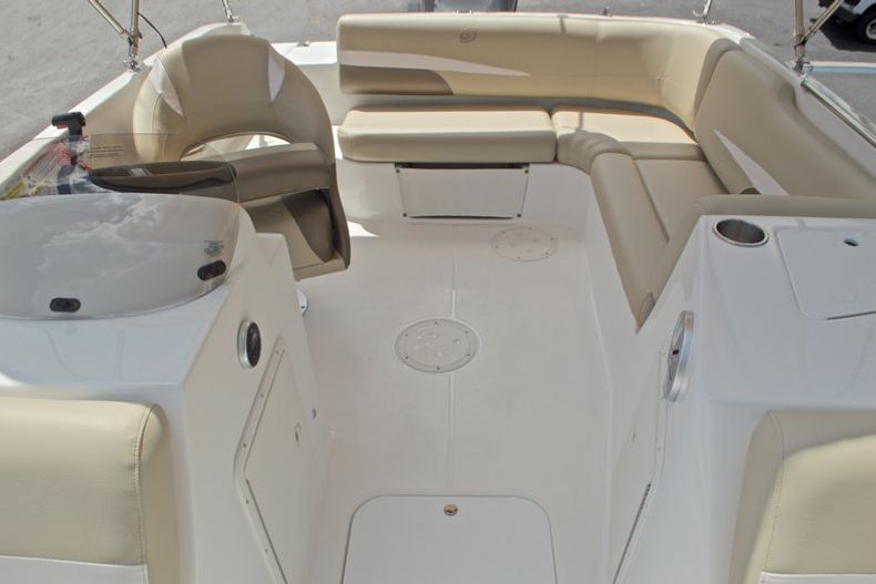 Thumbnail 9 for New 2017 Hurricane SunDeck Sport SS 188 OB boat for sale in West Palm Beach, FL