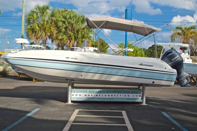 Thumbnail 4 for New 2017 Hurricane Sundeck Sport SS 231 OB boat for sale in West Palm Beach, FL
