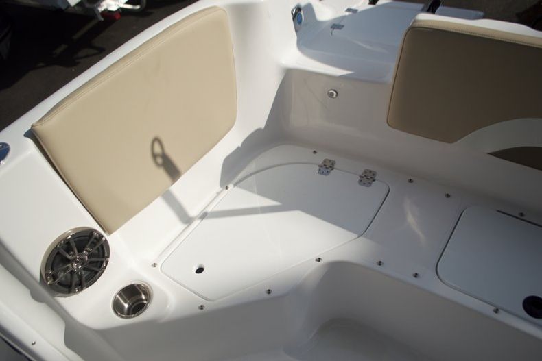 Thumbnail 22 for New 2016 Hurricane Sundeck Sport SS 231 OB boat for sale in West Palm Beach, FL
