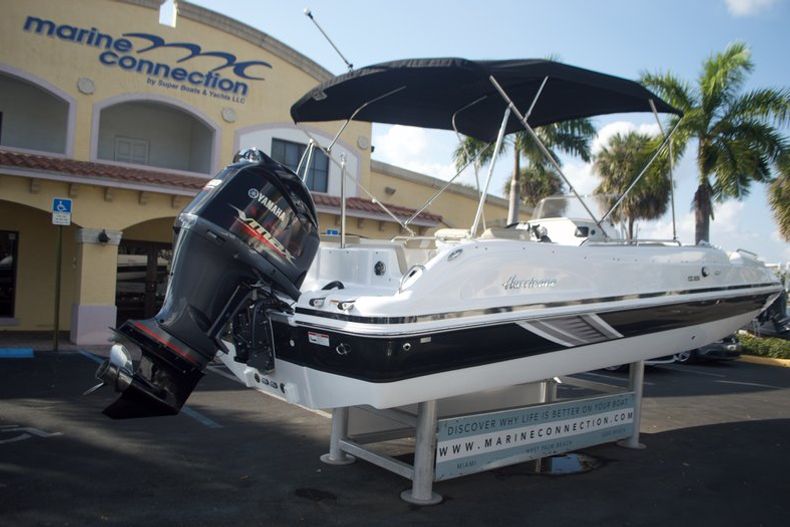 Thumbnail 8 for New 2016 Hurricane Sundeck Sport SS 231 OB boat for sale in West Palm Beach, FL