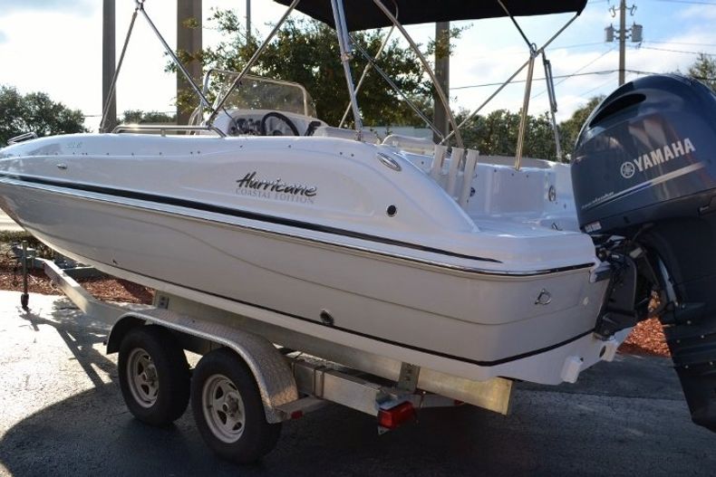 Thumbnail 2 for New 2017 Hurricane SunDeck Sport SS 211 OB boat for sale in West Palm Beach, FL