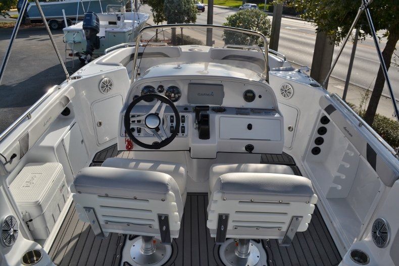 Thumbnail 8 for New 2017 Hurricane SunDeck Sport SS 211 OB boat for sale in West Palm Beach, FL
