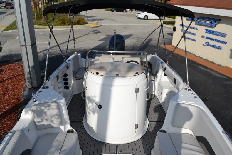 Thumbnail 19 for New 2017 Hurricane SunDeck Sport SS 211 OB boat for sale in West Palm Beach, FL