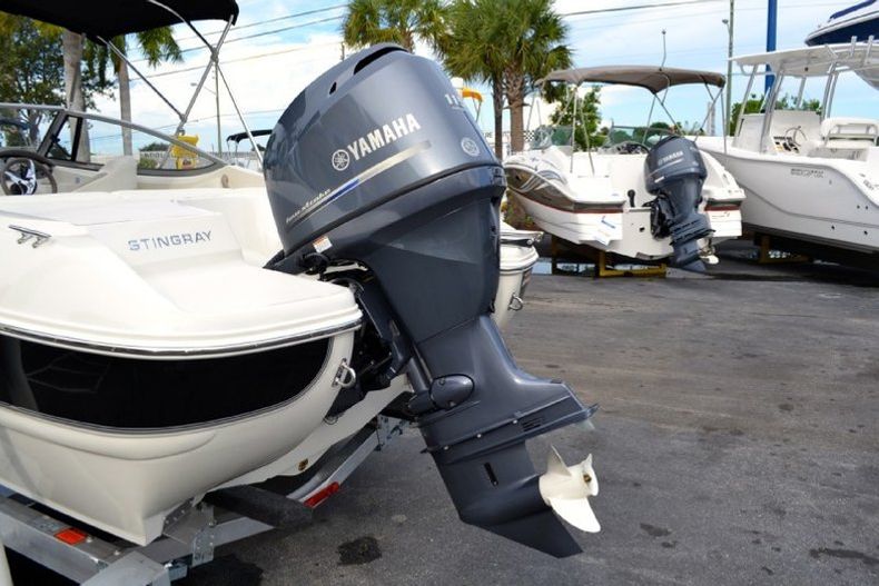 Thumbnail 19 for New 2013 Stingray 191 LX Bowrider boat for sale in West Palm Beach, FL