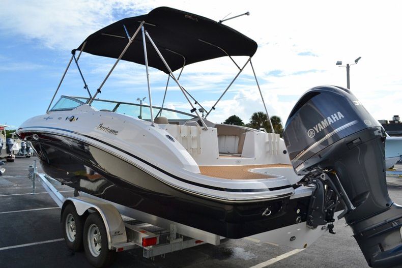 Thumbnail 4 for New 2015 Hurricane SunDeck SD 2690 OB boat for sale in West Palm Beach, FL