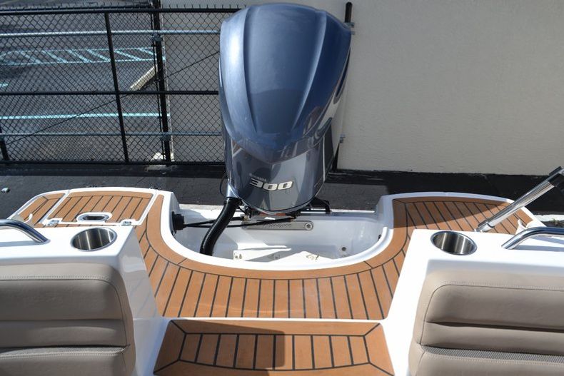 Thumbnail 23 for New 2015 Hurricane SunDeck SD 2690 OB boat for sale in West Palm Beach, FL
