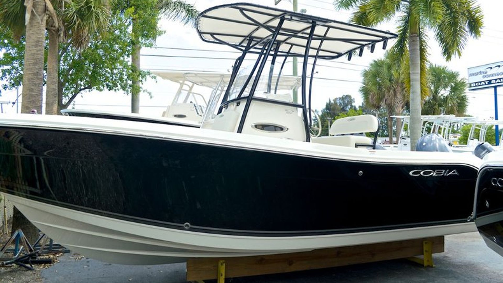 New 2014 Cobia 217 Center Console #R067 image 1