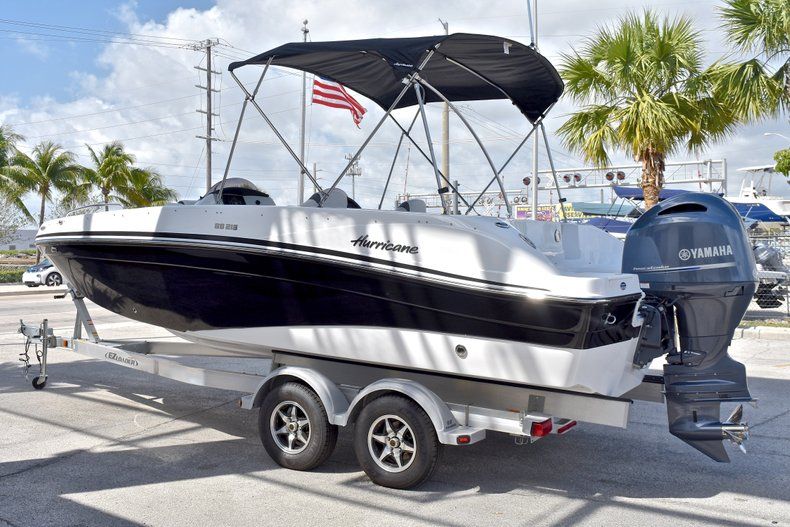 Thumbnail 4 for New 2018 Hurricane 218 SunDeck Sport OB boat for sale in Fort Lauderdale, FL