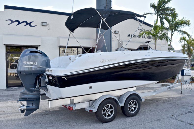 Thumbnail 6 for New 2018 Hurricane 218 SunDeck Sport OB boat for sale in Fort Lauderdale, FL
