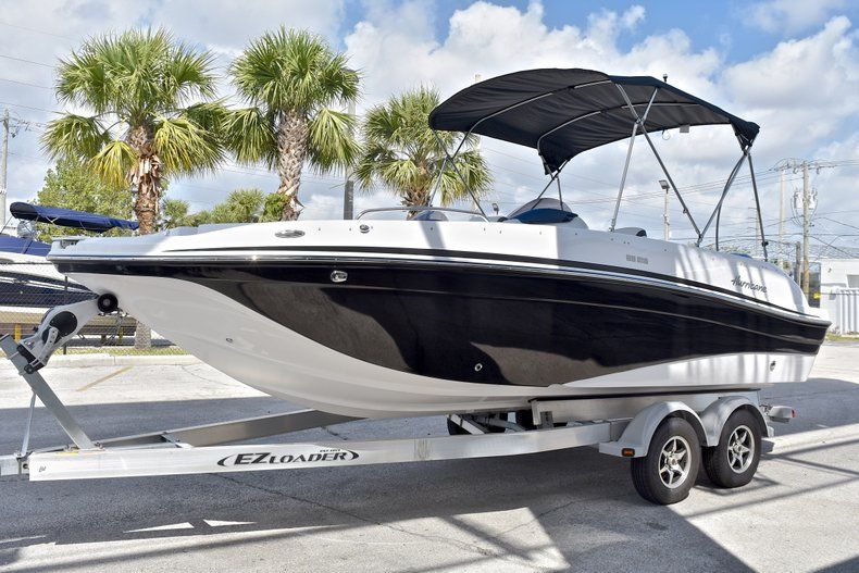 Thumbnail 3 for New 2018 Hurricane 218 SunDeck Sport OB boat for sale in Fort Lauderdale, FL