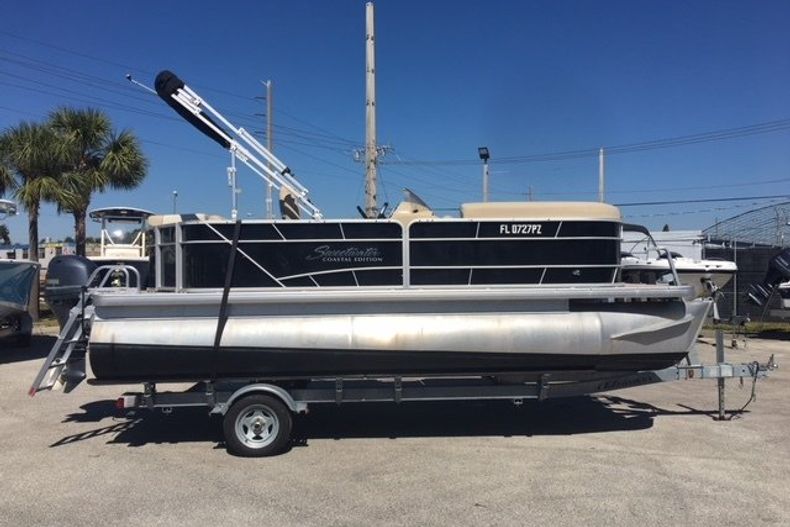 Used 2015 Sweetwater 2086 Cruise 3 Gate boat for sale in Fort Lauderdale, FL