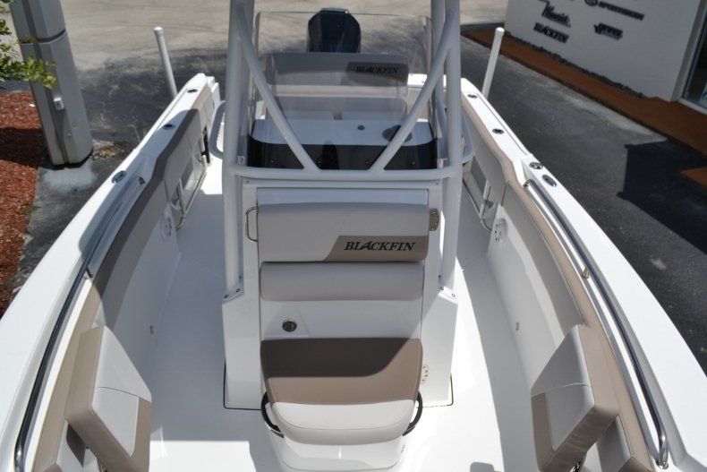 Thumbnail 15 for New 2019 Blackfin 212CC Center Console boat for sale in Vero Beach, FL
