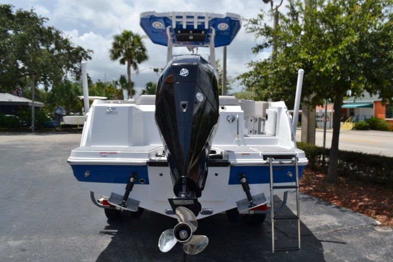 Thumbnail 4 for New 2019 Blackfin 212CC Center Console boat for sale in Vero Beach, FL
