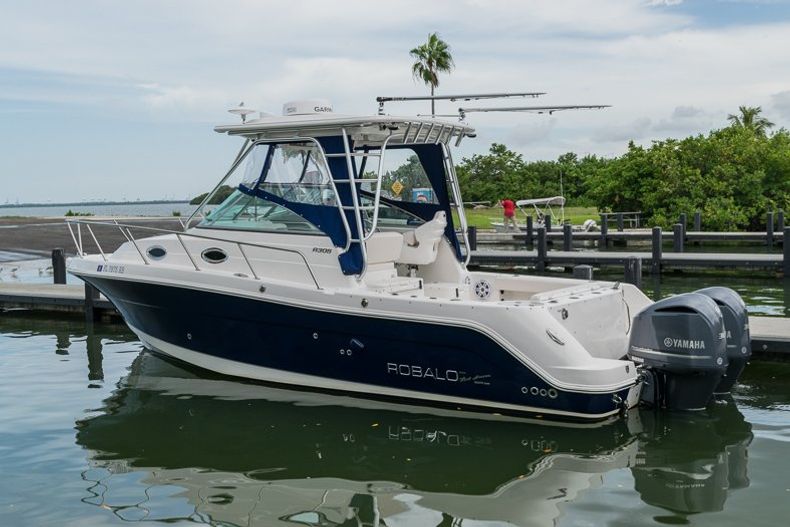 Thumbnail 3 for Used 2016 Robalo R305 Express Walkaround boat for sale in Miami, FL
