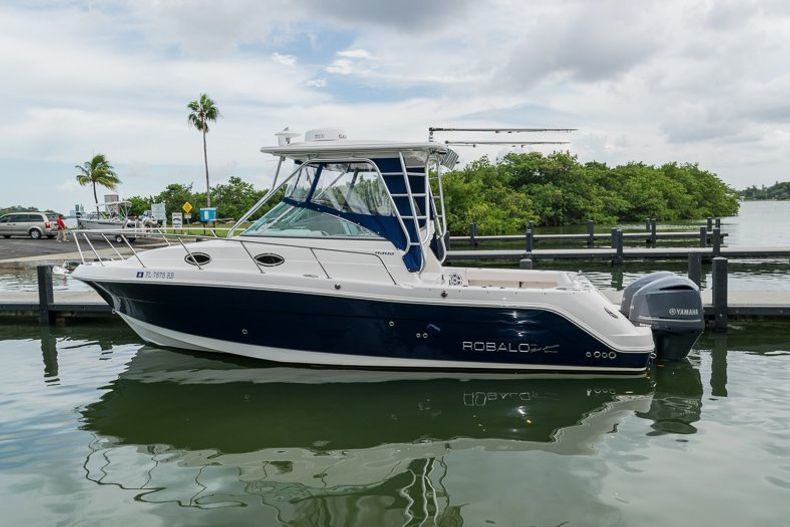 Used 2016 Robalo R305 Express Walkaround boat for sale in Miami, FL