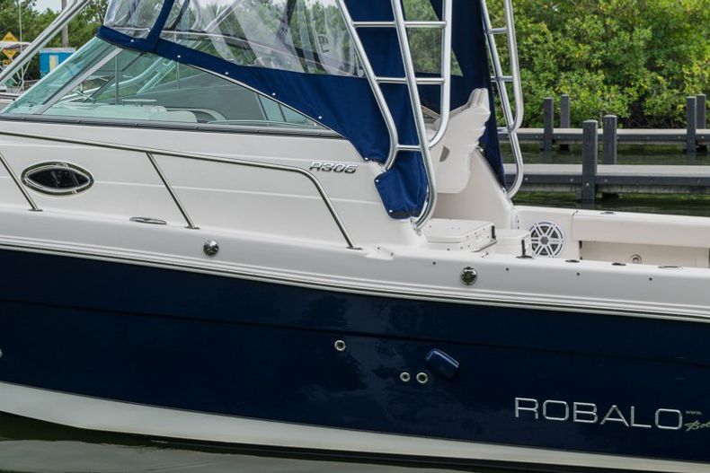 Thumbnail 6 for Used 2016 Robalo R305 Express Walkaround boat for sale in Miami, FL