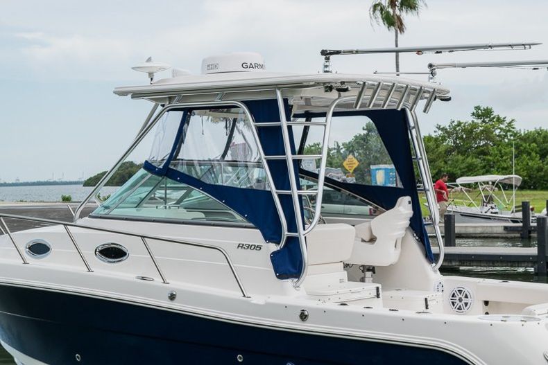 Thumbnail 8 for Used 2016 Robalo R305 Express Walkaround boat for sale in Miami, FL