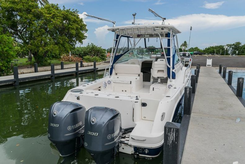 Thumbnail 15 for Used 2016 Robalo R305 Express Walkaround boat for sale in Miami, FL