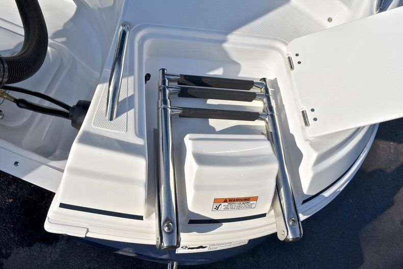 Thumbnail 9 for New 2018 Hurricane 203 SunDeck Sport OB boat for sale in West Palm Beach, FL