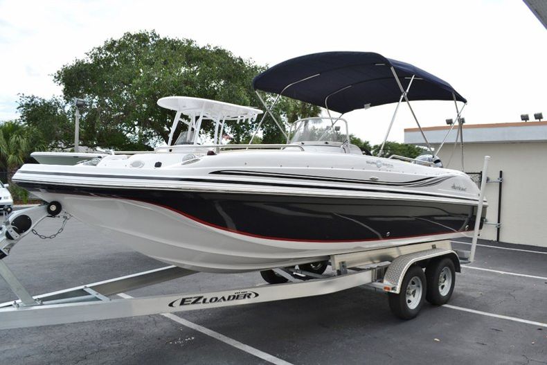 Thumbnail 3 for New 2015 Hurricane SunDeck Sport SS 211 OB boat for sale in Vero Beach, FL