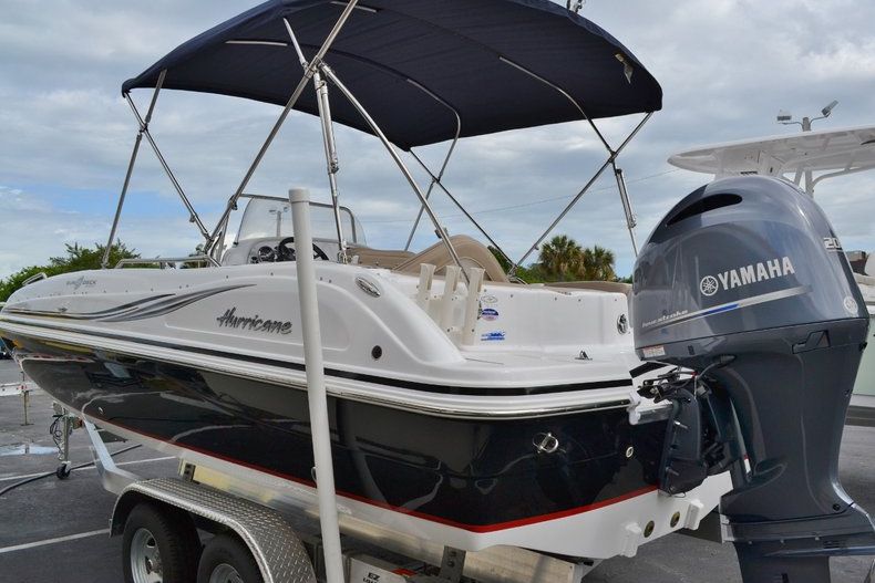 Thumbnail 4 for New 2015 Hurricane SunDeck Sport SS 211 OB boat for sale in Vero Beach, FL