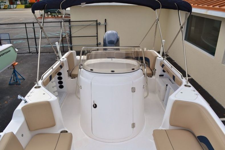 Thumbnail 15 for New 2015 Hurricane SunDeck Sport SS 211 OB boat for sale in Vero Beach, FL