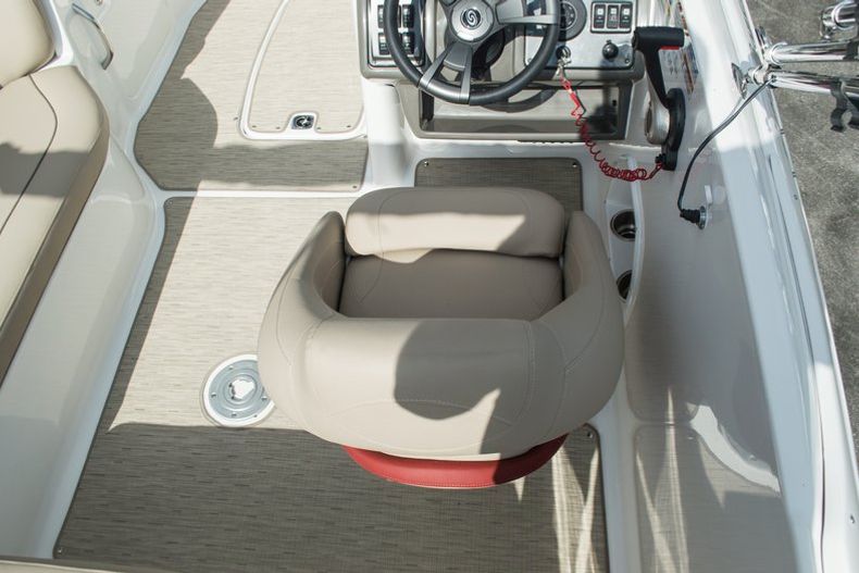 Thumbnail 12 for New 2014 Hurricane SunDeck Sport SS 220 OB boat for sale in West Palm Beach, FL