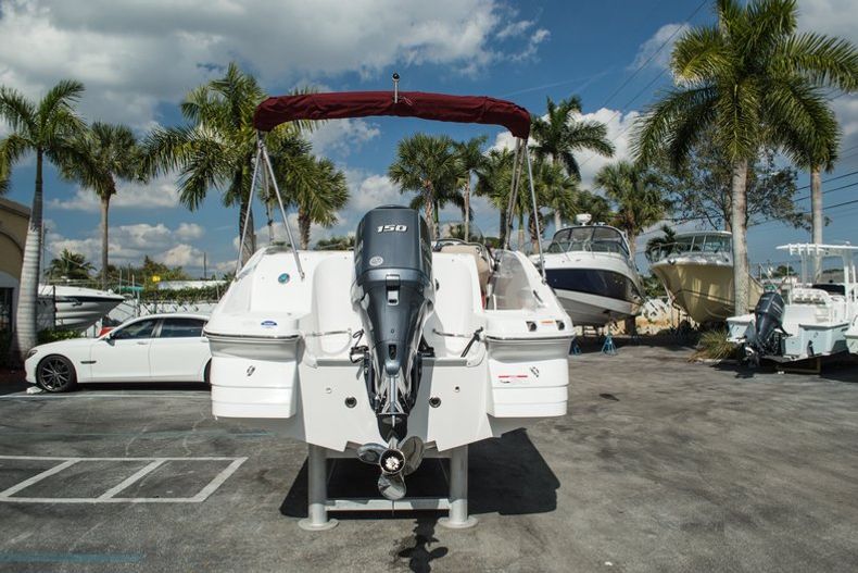 Thumbnail 6 for New 2014 Hurricane SunDeck Sport SS 220 OB boat for sale in West Palm Beach, FL