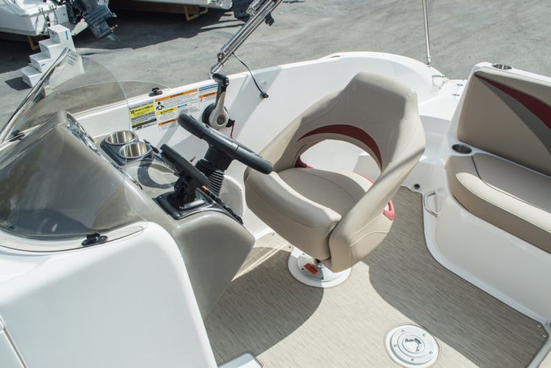 Thumbnail 20 for New 2014 Hurricane SunDeck Sport SS 220 OB boat for sale in West Palm Beach, FL