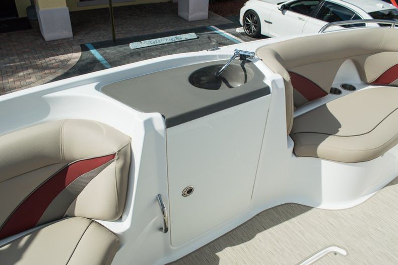 Thumbnail 15 for New 2014 Hurricane SunDeck Sport SS 220 OB boat for sale in West Palm Beach, FL