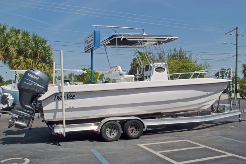 Thumbnail 3 for Used 2005 Twin Vee 26 CC Center Console boat for sale in West Palm Beach, FL