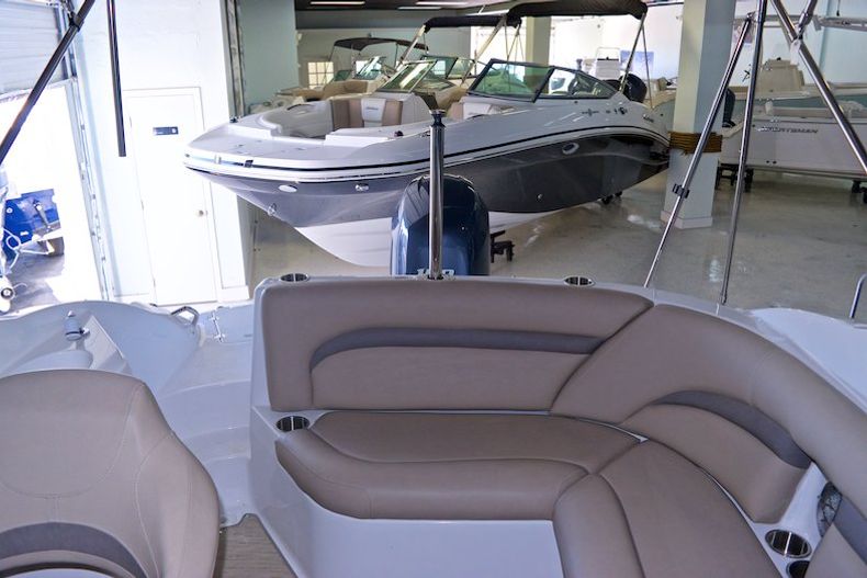 Thumbnail 6 for New 2014 Hurricane SunDeck SD 2200 OB boat for sale in Miami, FL