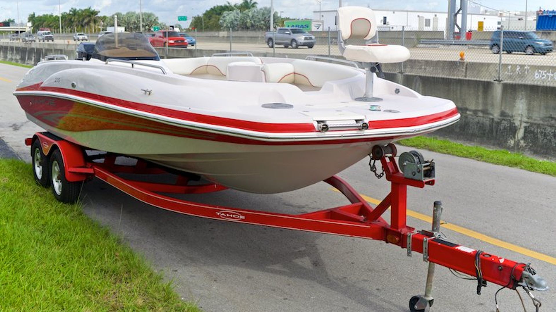 Used 2005 Tahoe 215 Deck Boat #70TZ image 6