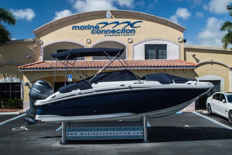 Thumbnail 7 for New 2016 Hurricane SunDeck SD 2200 OB boat for sale in West Palm Beach, FL