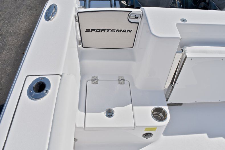 Thumbnail 11 for New 2018 Sportsman Open 252 Center Console boat for sale in West Palm Beach, FL