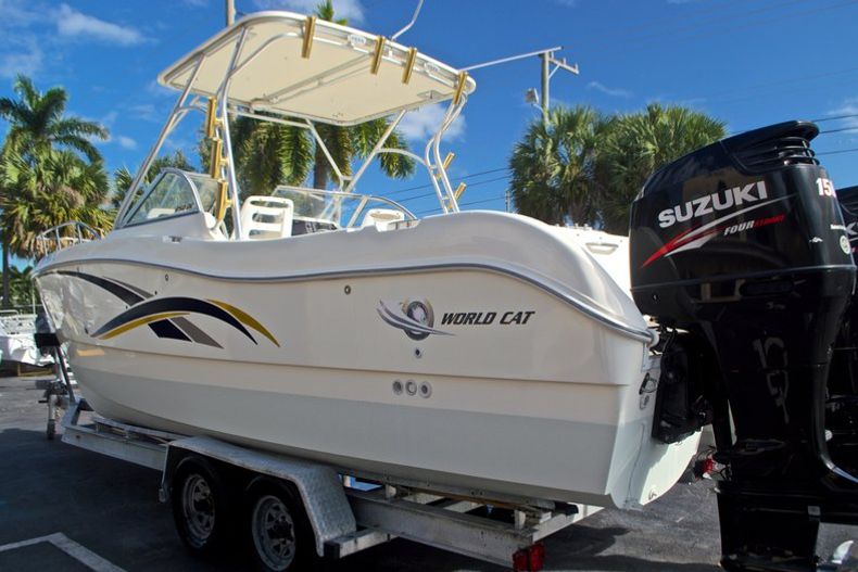 Thumbnail 6 for Used 2003 World Cat 250 DC Dual Console boat for sale in West Palm Beach, FL