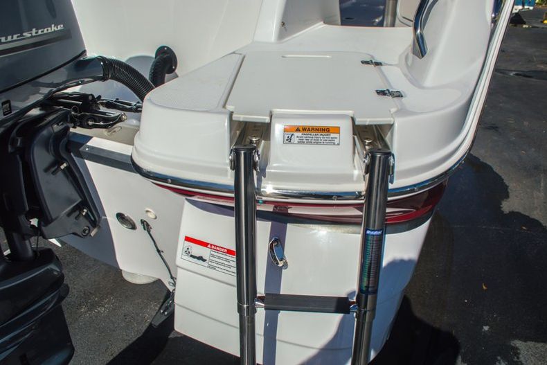 Thumbnail 9 for New 2016 Hurricane SunDeck SD 2200 OB boat for sale in West Palm Beach, FL