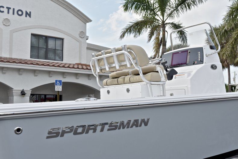 Thumbnail 8 for New 2018 Sportsman Masters 227 Bay Boat boat for sale in Vero Beach, FL