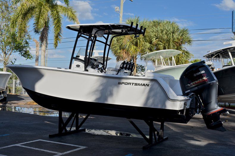 Thumbnail 5 for New 2018 Sportsman Heritage 231 Center Console boat for sale in West Palm Beach, FL